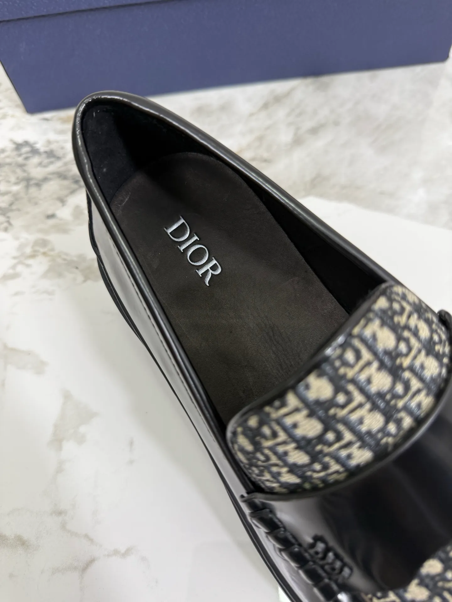 [ DIOR ] Top P: 820💰 ▪️Size: 39-44 (customized for 38.45) Top male leather shoes DIOR Dior combines high-quality materials and exquisite details. The imported cowhide leather upper is embellished with Gancio buckles, showing a luxurious style. Imported cattle. TP sole is light and flexible in texture